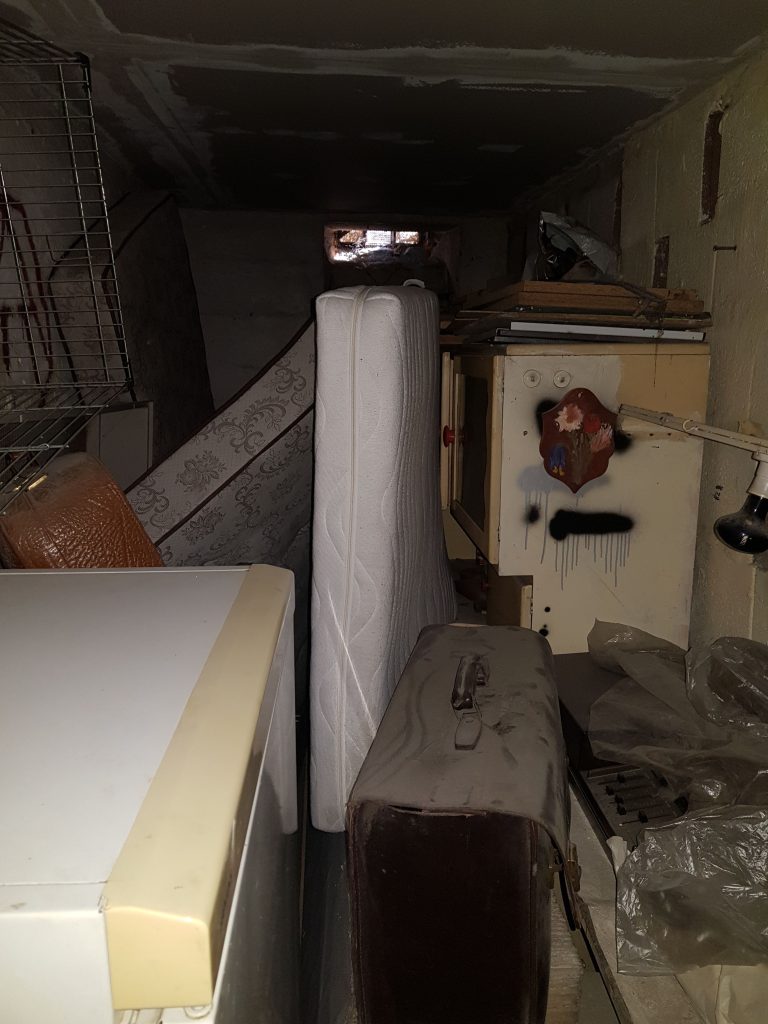 Vollgeräumter Keller bei der Kellerräumung Wien