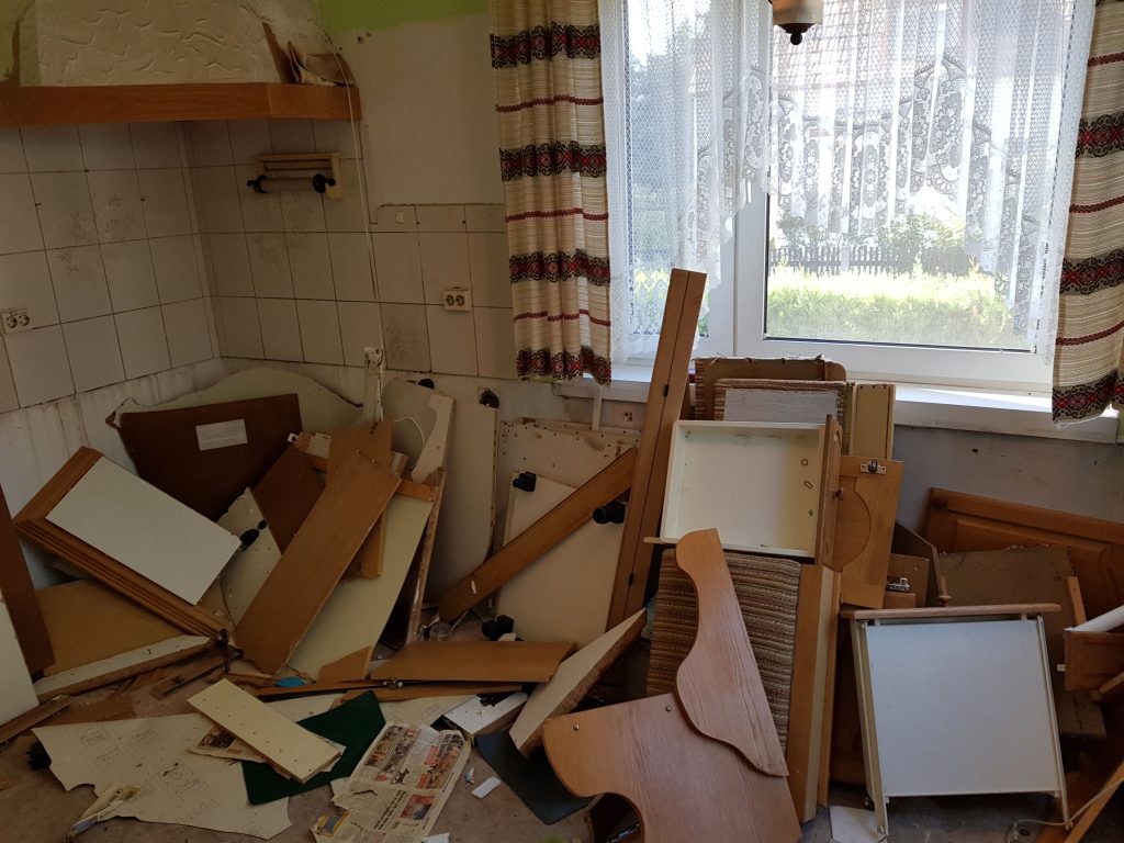 Demontage der Küche bei der Wohnungsentrümpelung in 1170 Wien