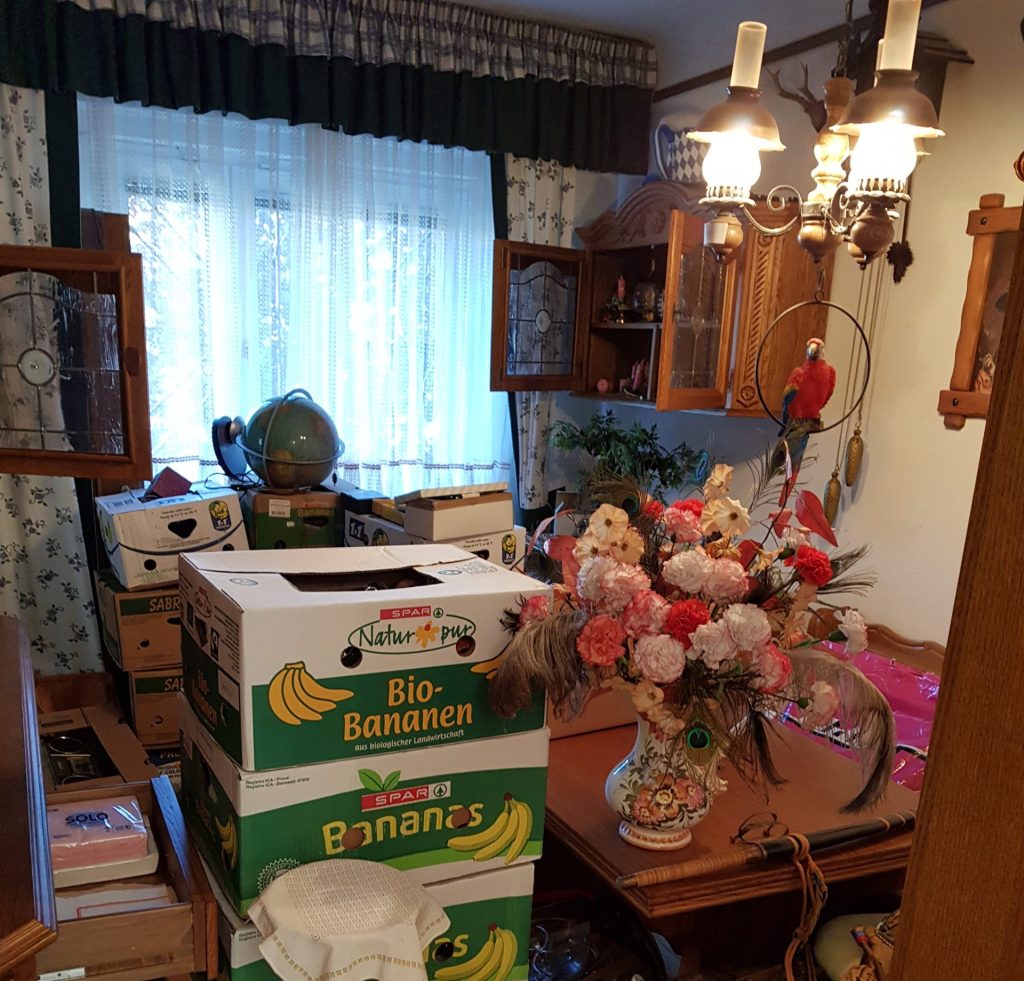 Kartonagen in der Küche bei der Haushaltsauflösung in 1180 Wien