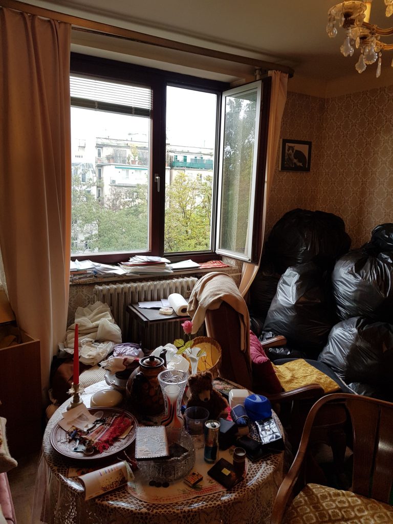 Müllsäcke im Wohnzimmer bei der Wohnungauflösung in 1200 Wien