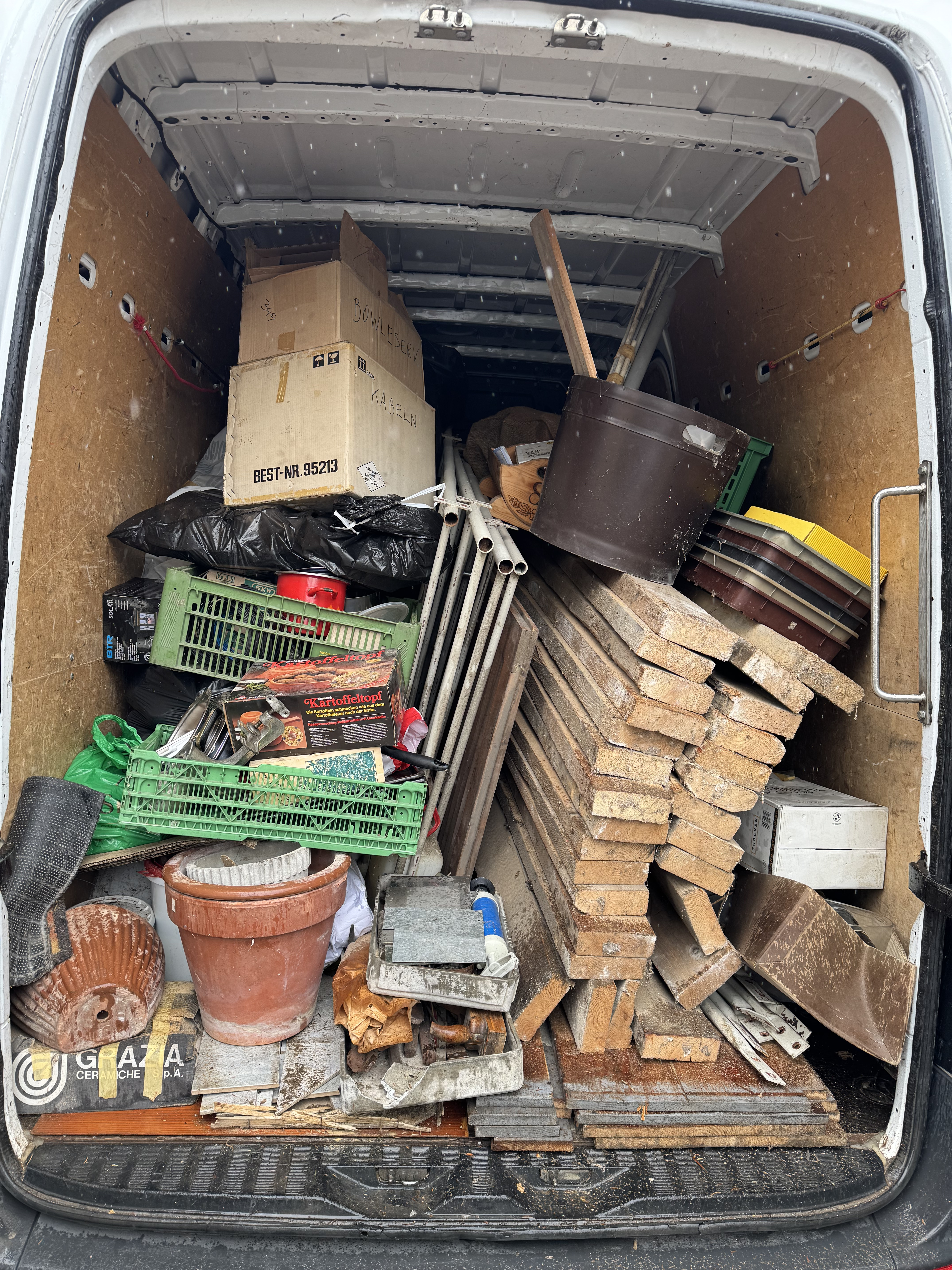 Räumung Wien – Transporter beladen