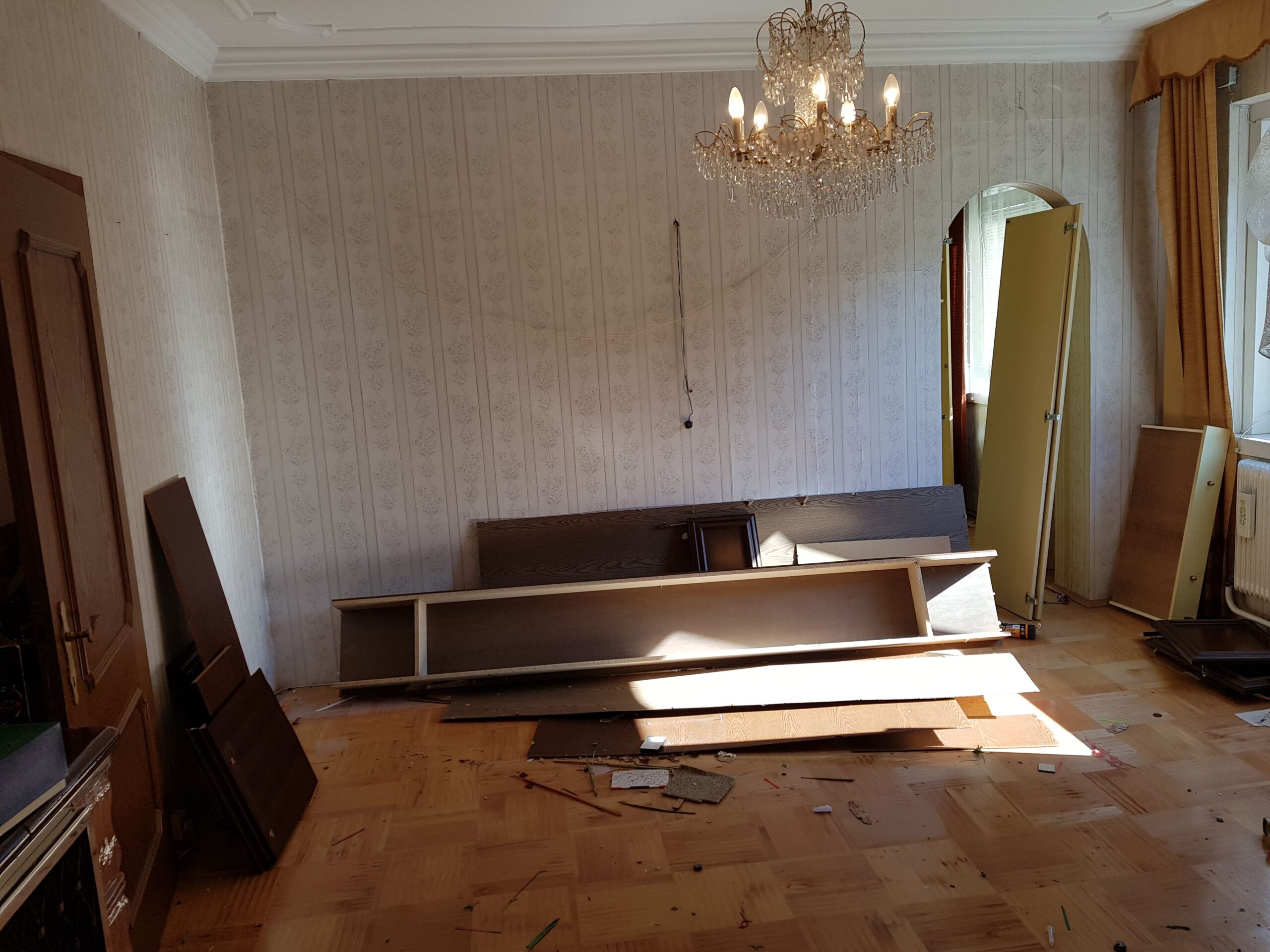 Vollgestellte Wohnung vor der Räumung in Wien